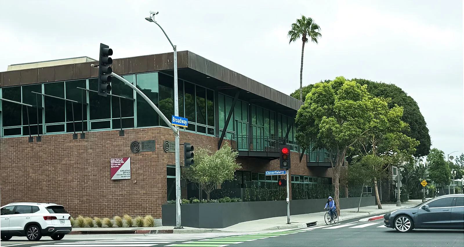 1447 Cloverfield at Cloverfield and Broadway — glass-walled second floor, Santa Monica